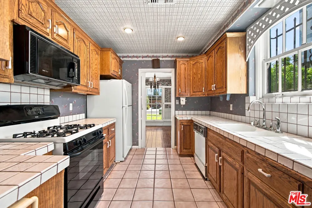 5031 Nagle Avenue Los Angeles, CA 91423