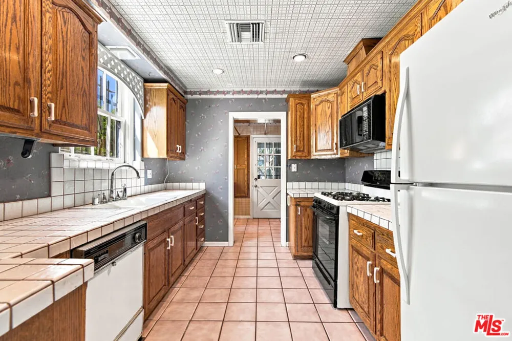 5031 Nagle Avenue Los Angeles, CA 91423