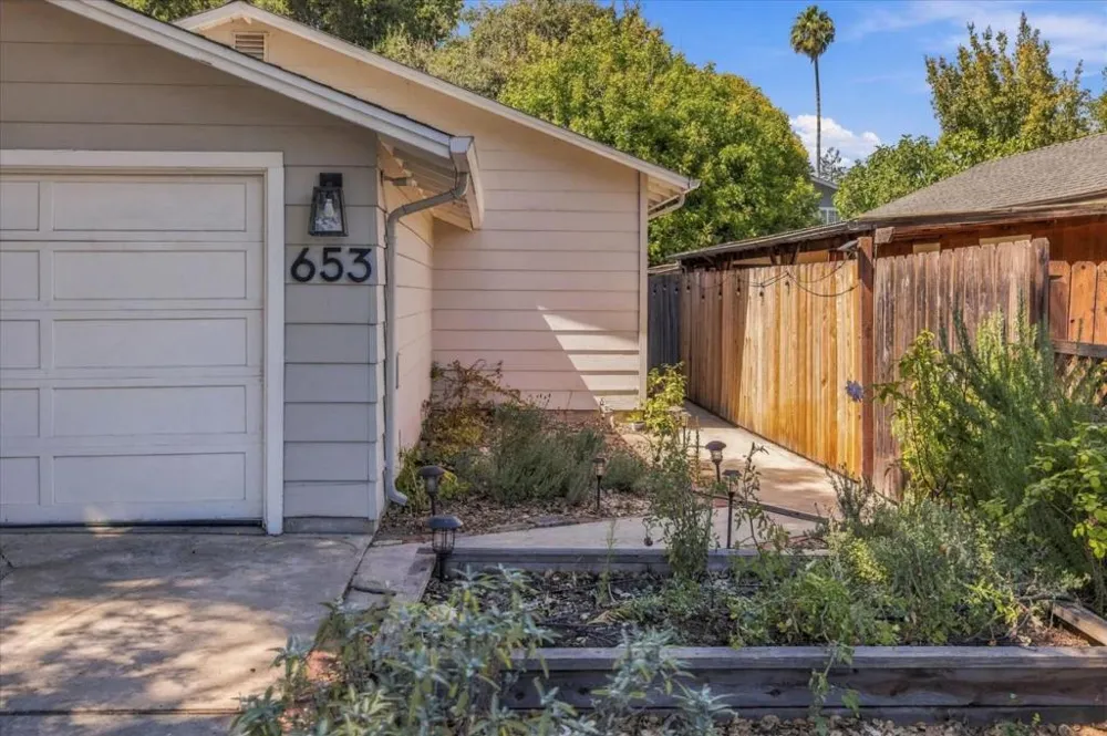 653 San Benito Avenue Menlo Park, CA 94025