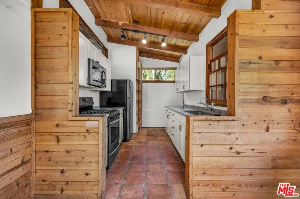 2519 Horse Shoe Canyon Road Los Angeles, CA 90046