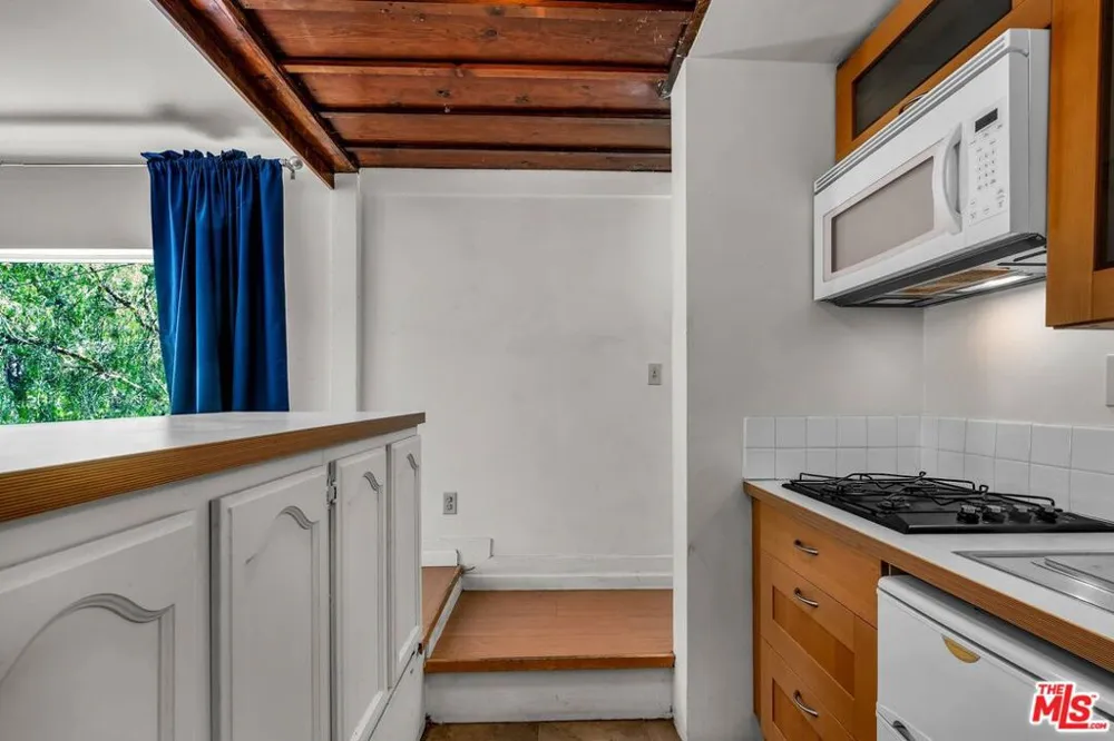 2519 Horse Shoe Canyon Road Los Angeles, CA 90046