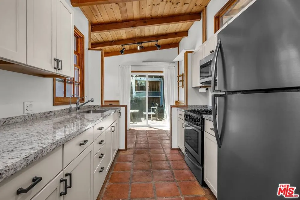 2519 Horse Shoe Canyon Road Los Angeles, CA 90046
