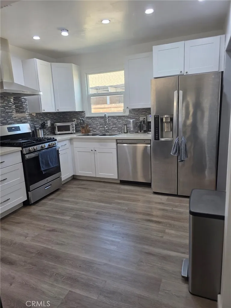 7453 Blewett Avenue Lake Balboa, CA 91406