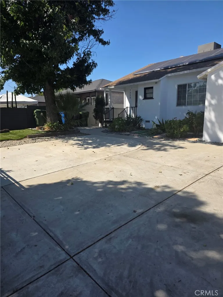 7453 Blewett Avenue Lake Balboa, CA 91406