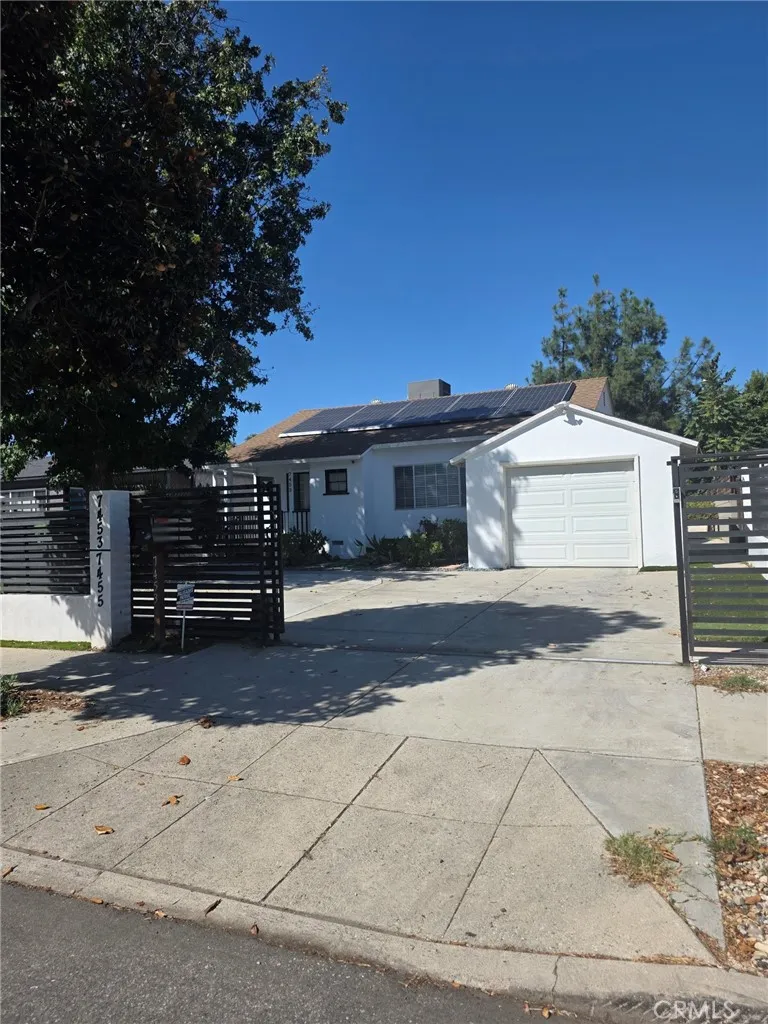 7453 Blewett Avenue Lake Balboa, CA 91406