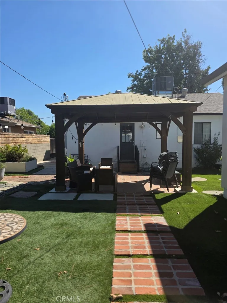 7453 Blewett Avenue Lake Balboa, CA 91406