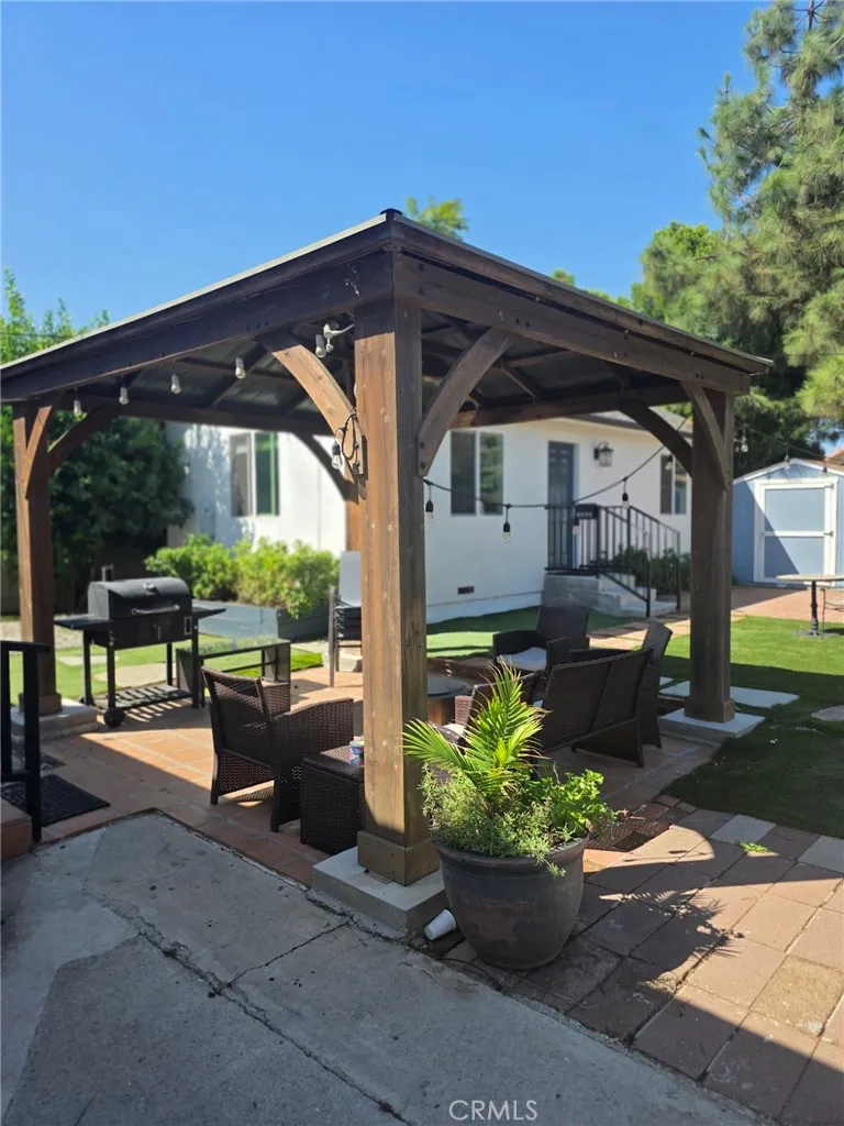 7453 Blewett Avenue Lake Balboa, CA 91406
