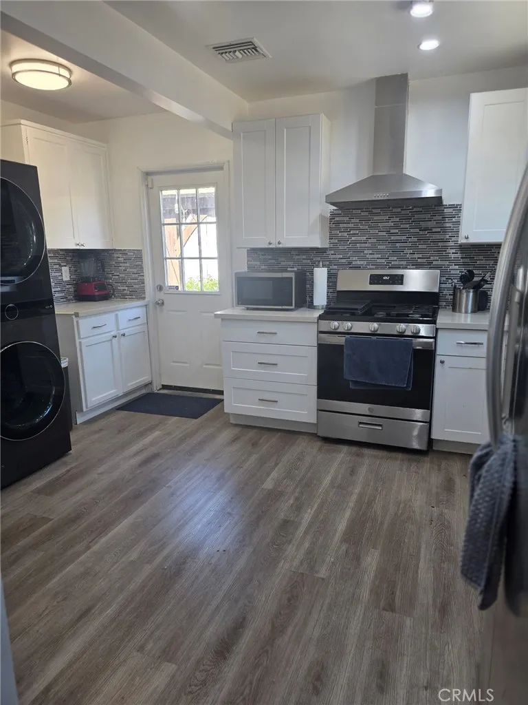7453 Blewett Avenue Lake Balboa, CA 91406