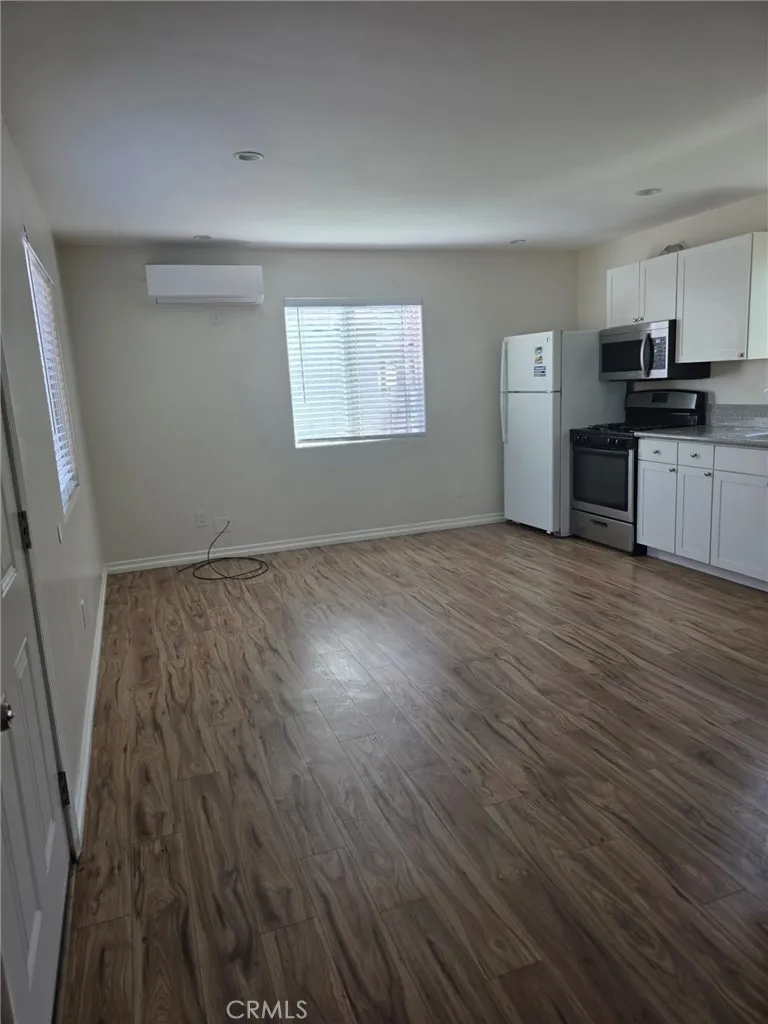 7453 Blewett Avenue Lake Balboa, CA 91406