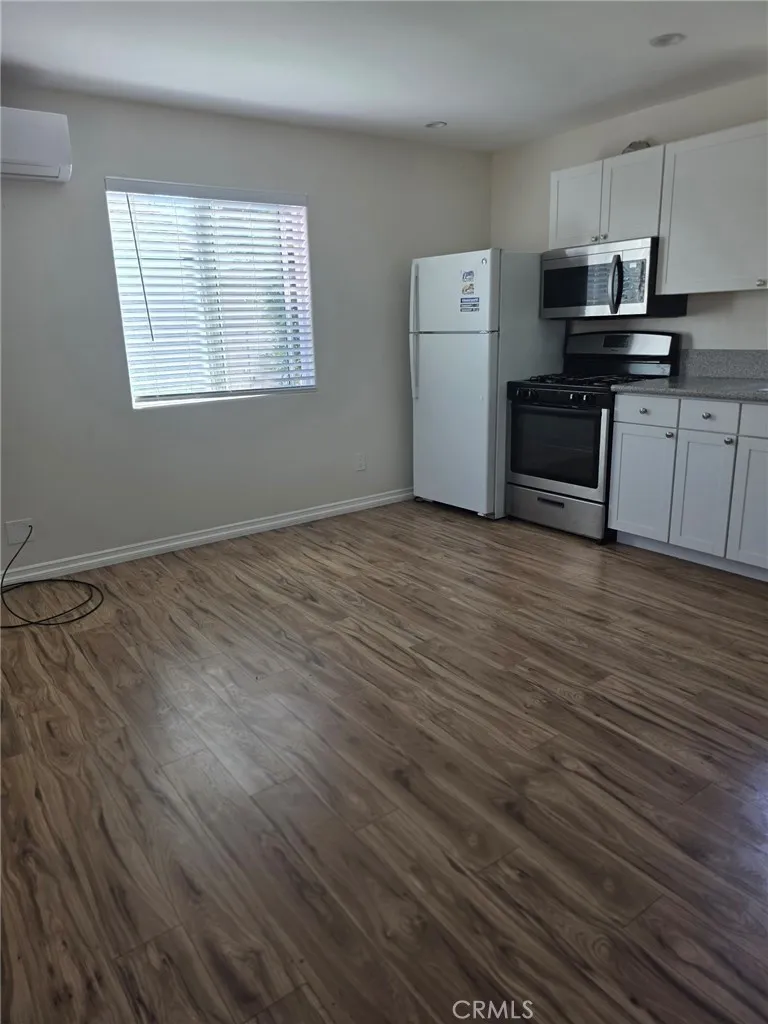 7453 Blewett Avenue Lake Balboa, CA 91406