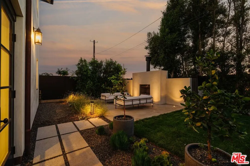 931 Chautauqua Boulevard Pacific Palisades, CA 90272