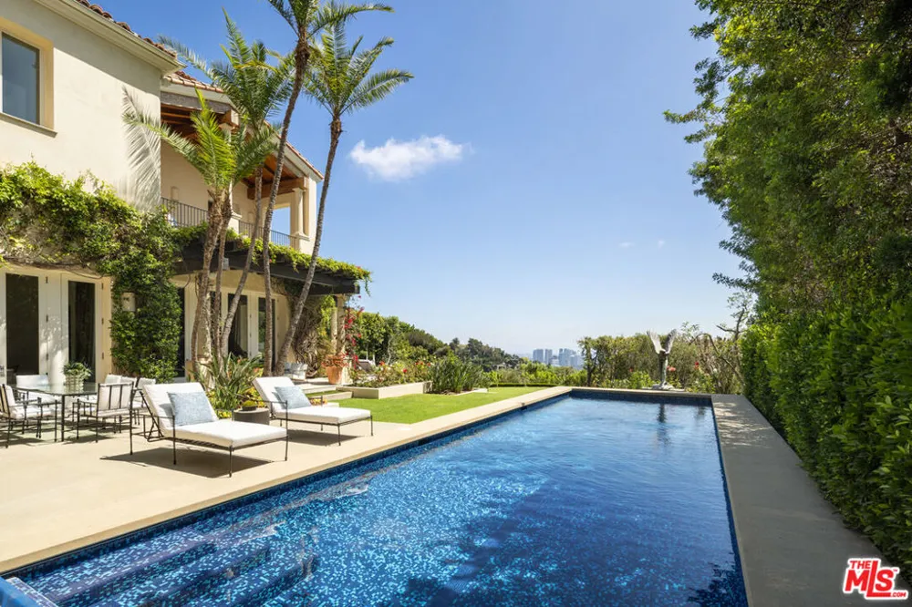 1672 Waynecrest Drive Los Angeles, CA 90210