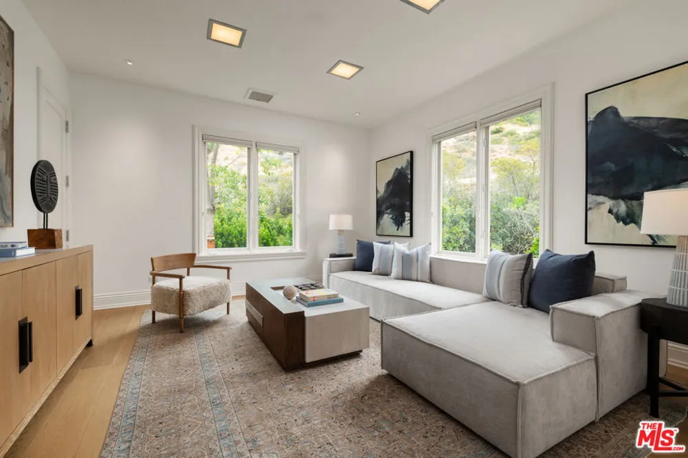 1672 Waynecrest Drive Los Angeles, CA 90210
