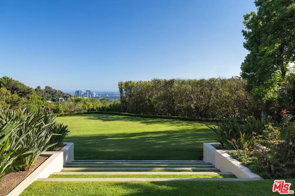 1672 Waynecrest Drive Los Angeles, CA 90210