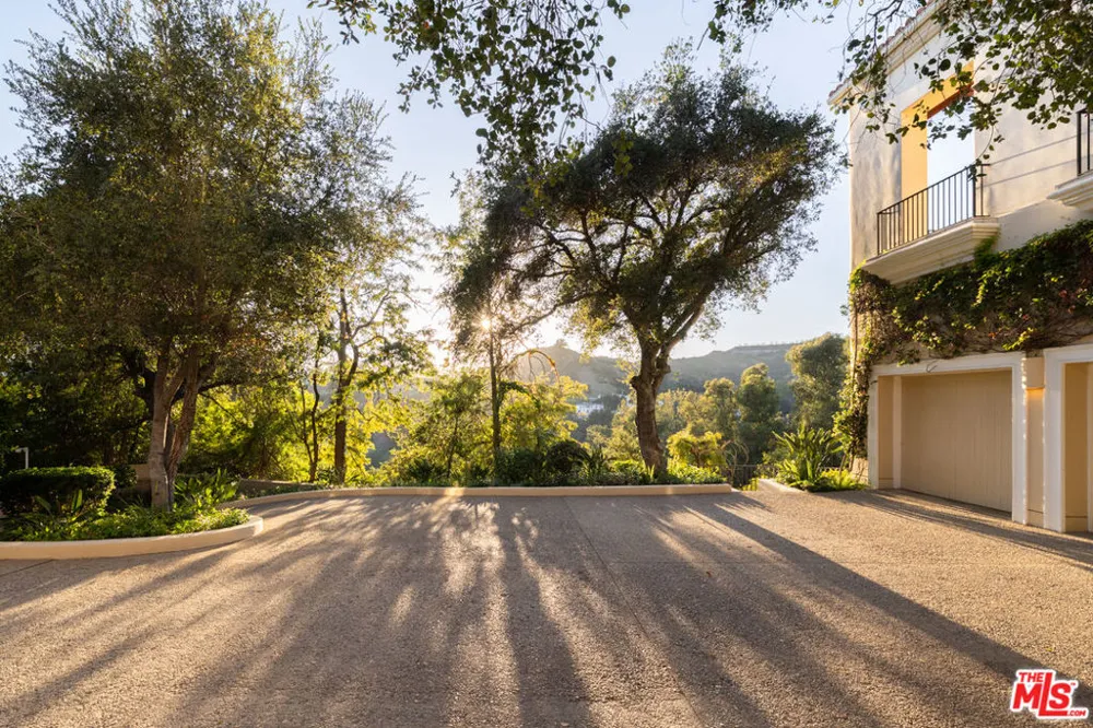 1672 Waynecrest Drive Los Angeles, CA 90210