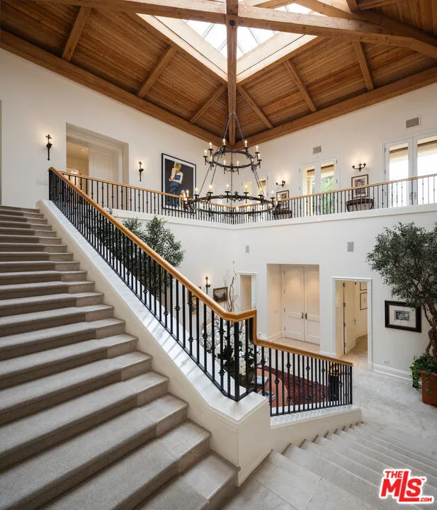 1672 Waynecrest Drive Los Angeles, CA 90210