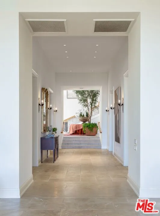 1672 Waynecrest Drive Los Angeles, CA 90210