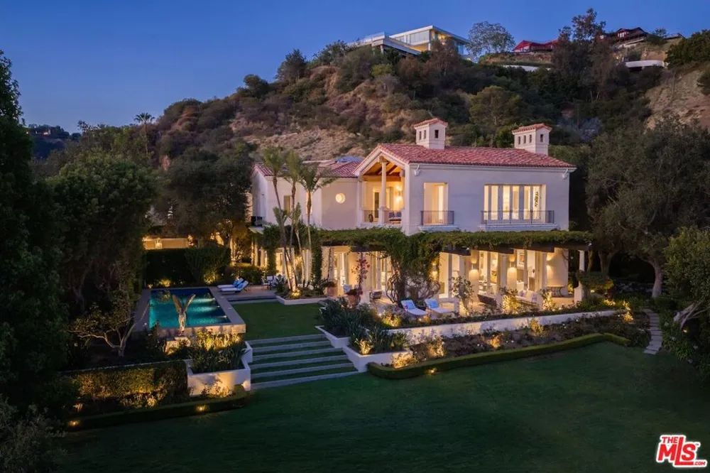 1672 Waynecrest Drive Los Angeles, CA 90210