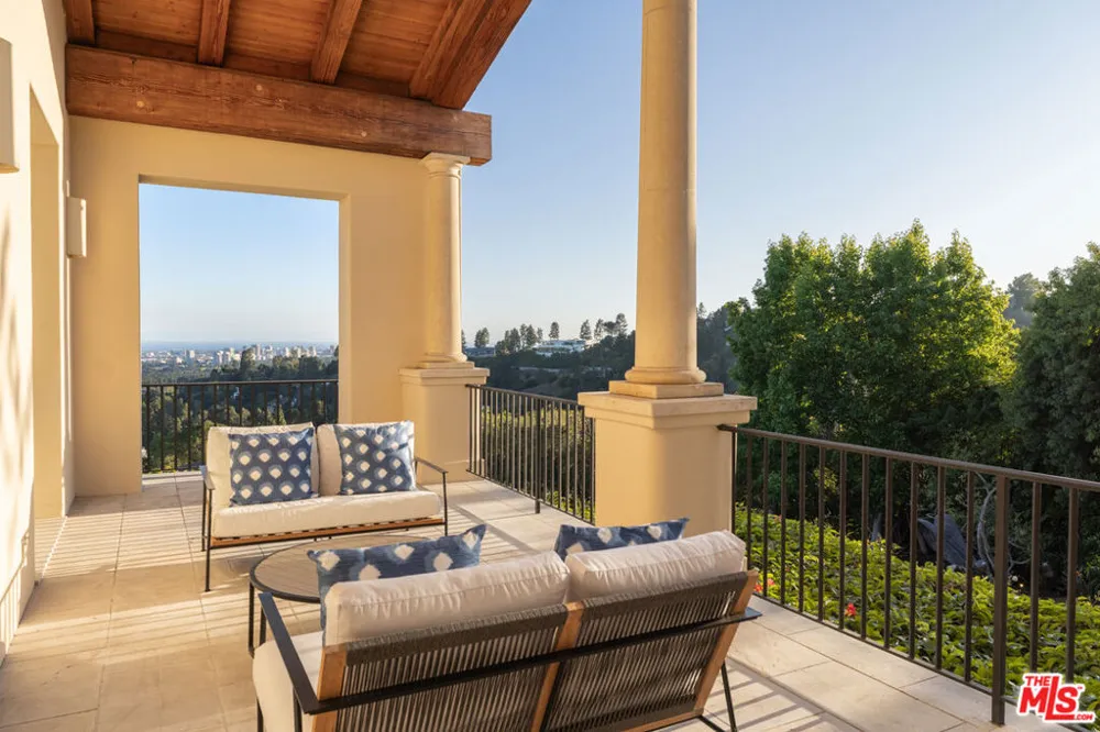 1672 Waynecrest Drive Los Angeles, CA 90210