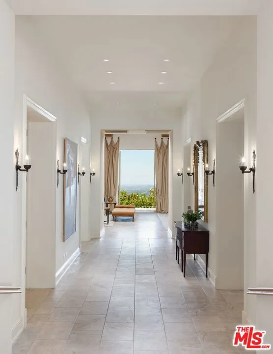 1672 Waynecrest Drive Los Angeles, CA 90210