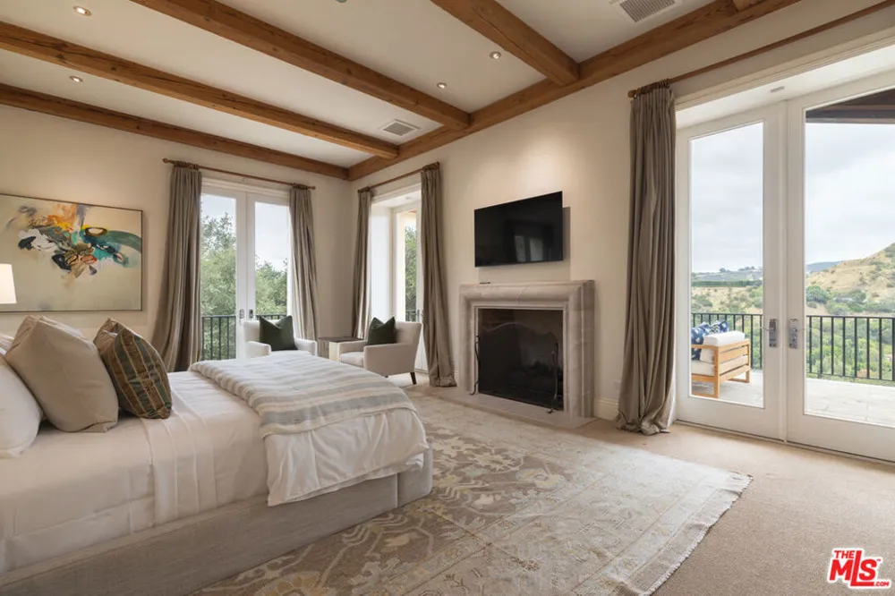 1672 Waynecrest Drive Los Angeles, CA 90210