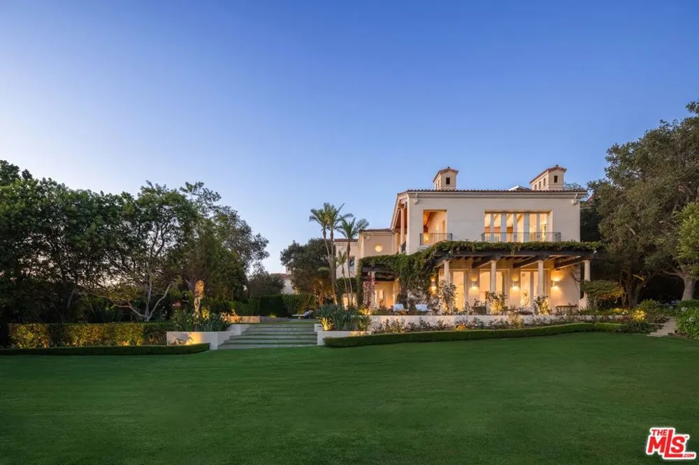 1672 Waynecrest Drive Los Angeles, CA 90210