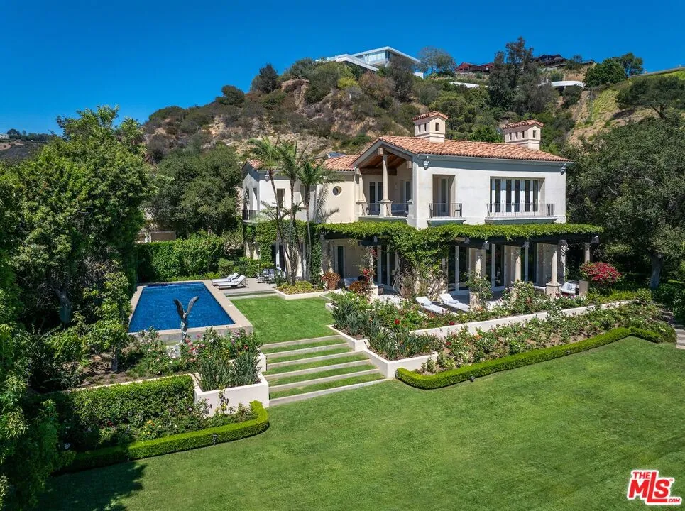 1672 Waynecrest Drive Los Angeles, CA 90210