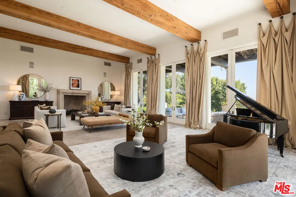 1672 Waynecrest Drive Los Angeles, CA 90210