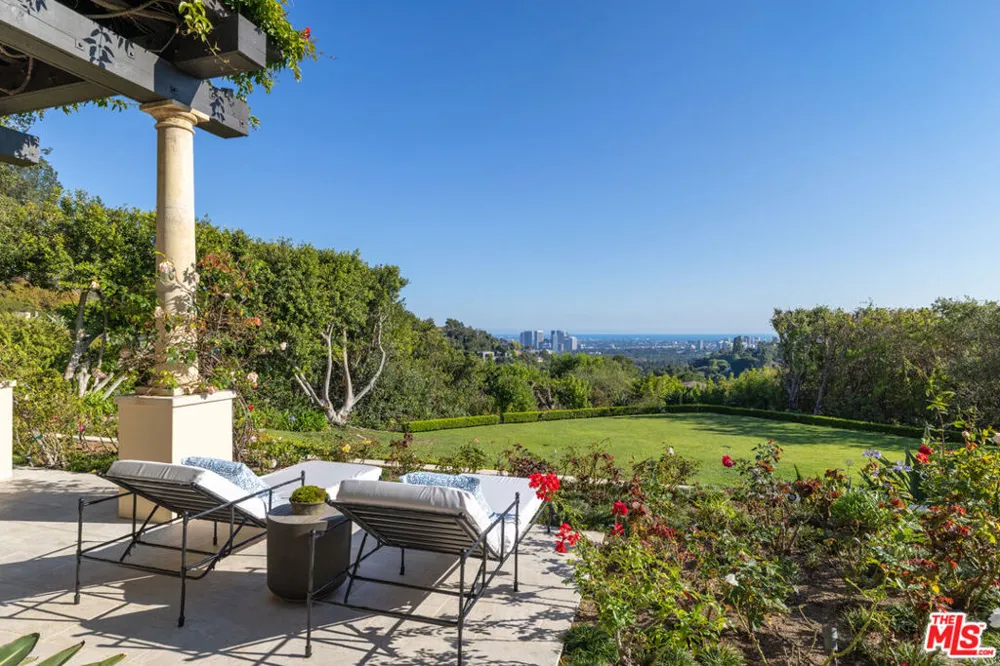 1672 Waynecrest Drive Los Angeles, CA 90210