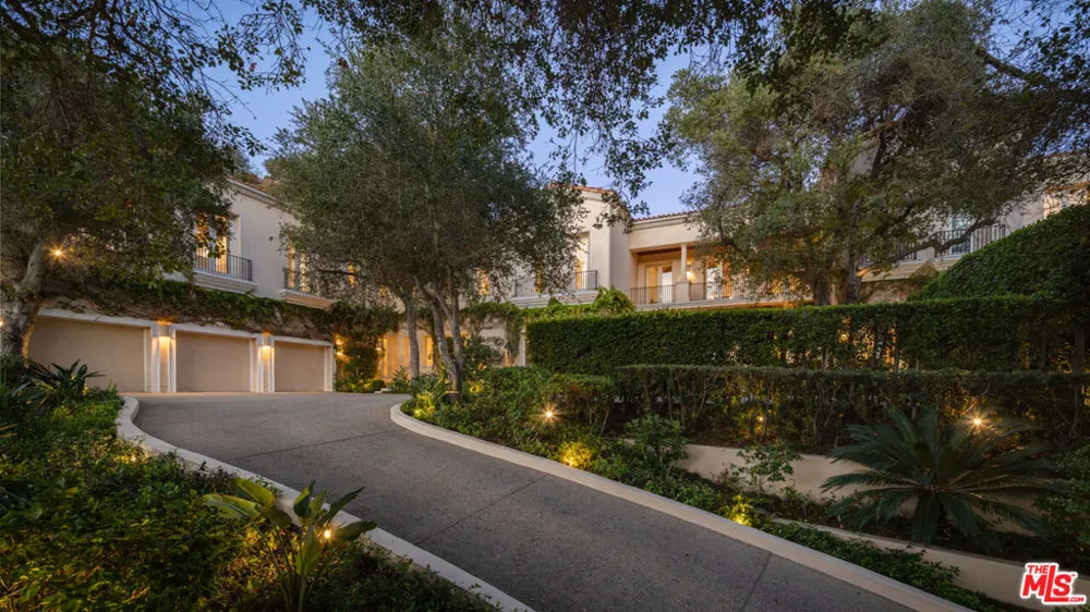 1672 Waynecrest Drive Los Angeles, CA 90210