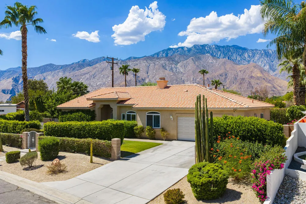 2123 E Nicola Road E Palm Springs, CA 92262