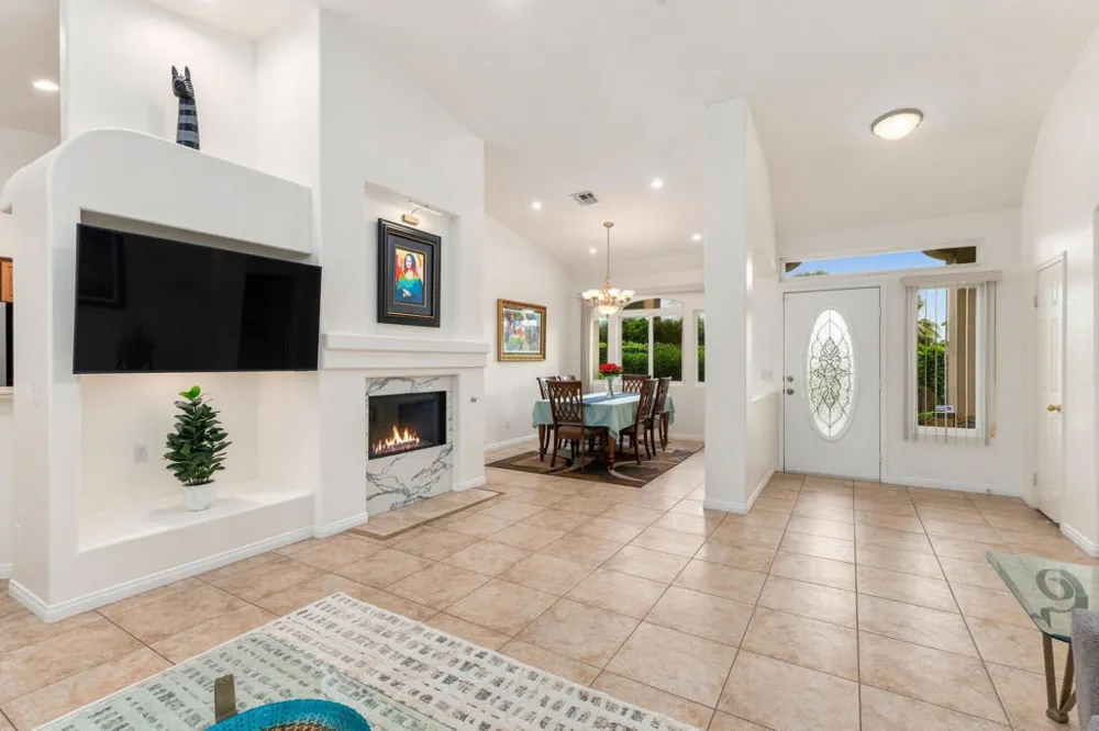 2123 E Nicola Road E Palm Springs, CA 92262