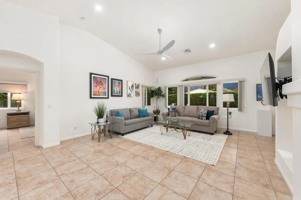 2123 E Nicola Road E Palm Springs, CA 92262