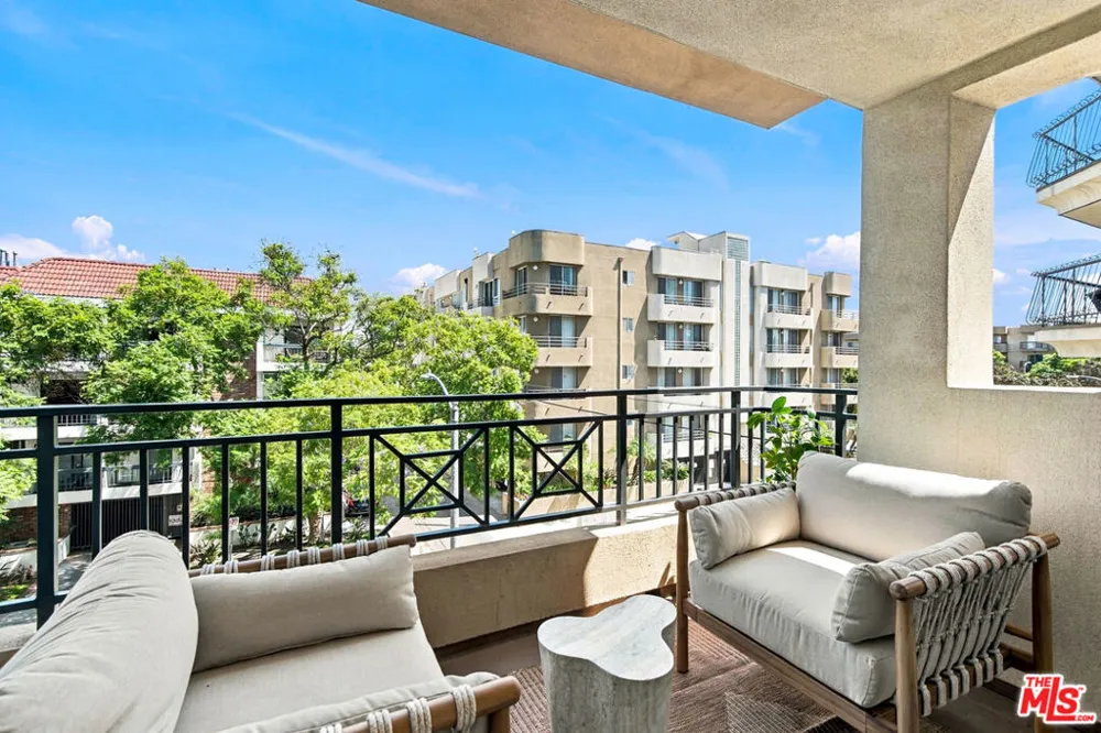 325 Arnaz Drive #301 Los Angeles, CA 90048