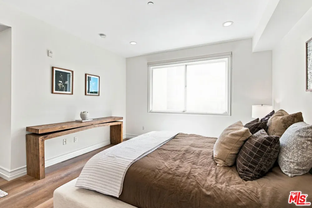 325 Arnaz Drive #301 Los Angeles, CA 90048