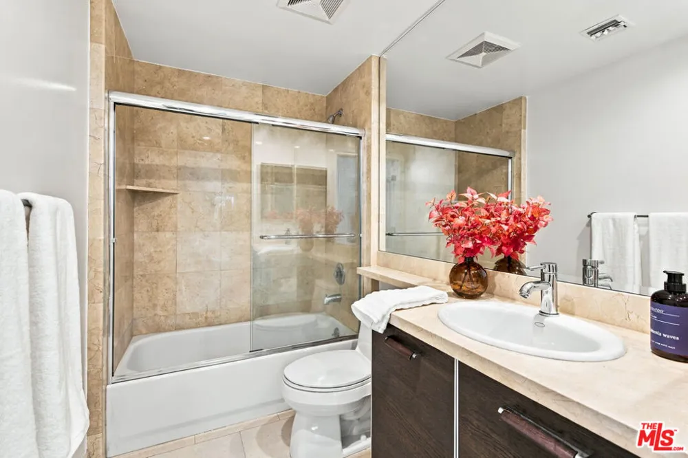 325 Arnaz Drive #301 Los Angeles, CA 90048