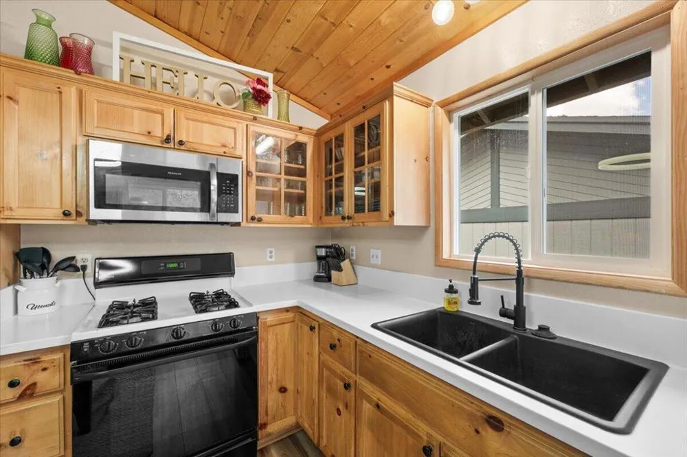 196 Sunset Lane Sugarloaf, CA 92386