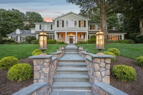 9 Canterbury Ln