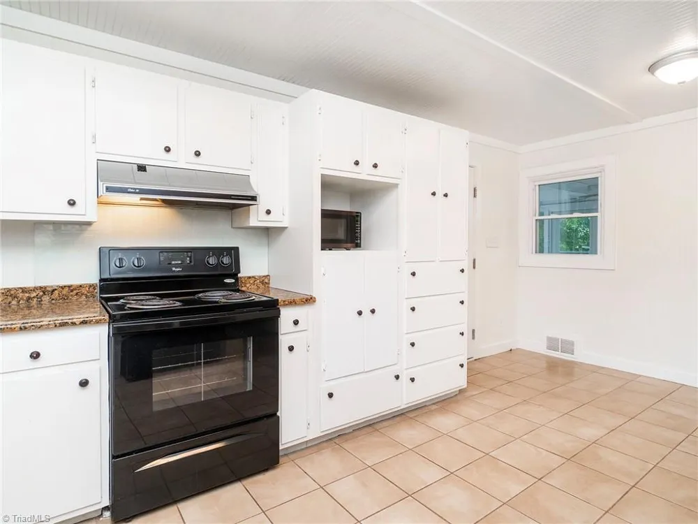 1527 Sherwood Drive Burlington, NC 27215