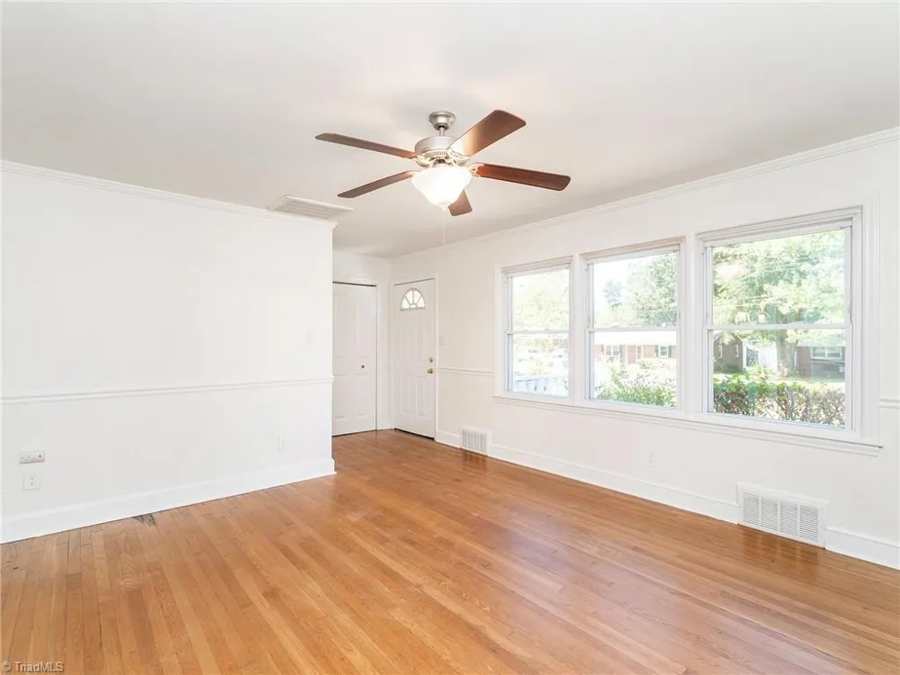 1527 Sherwood Drive Burlington, NC 27215