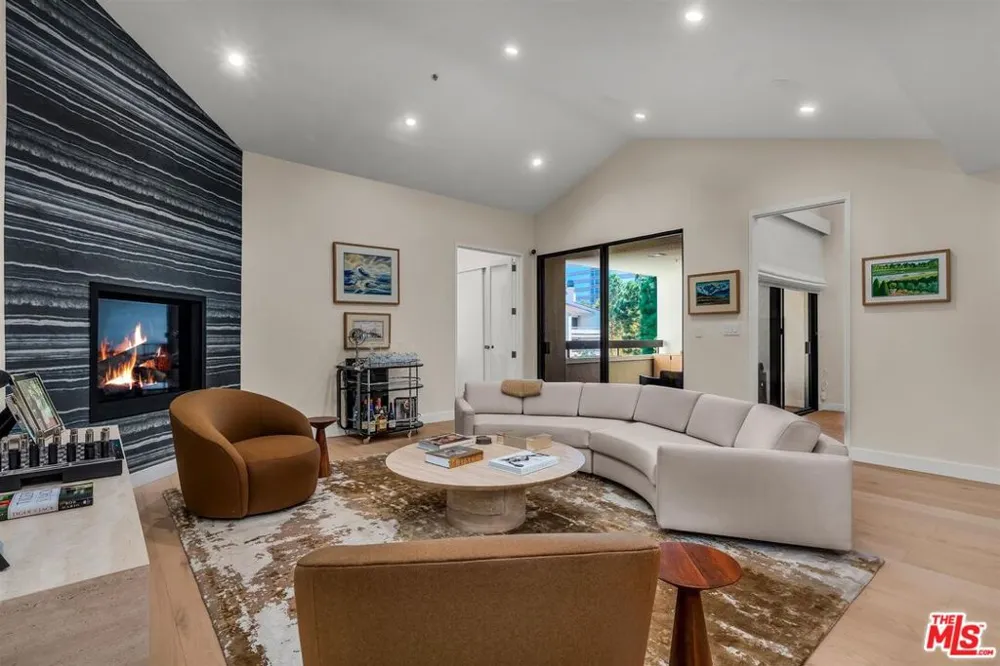 2122 Century Park Lane #402 Los Angeles, CA 90067