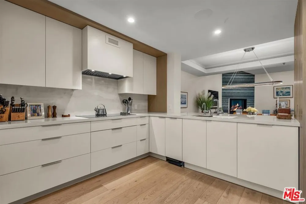 2122 Century Park Lane #402 Los Angeles, CA 90067