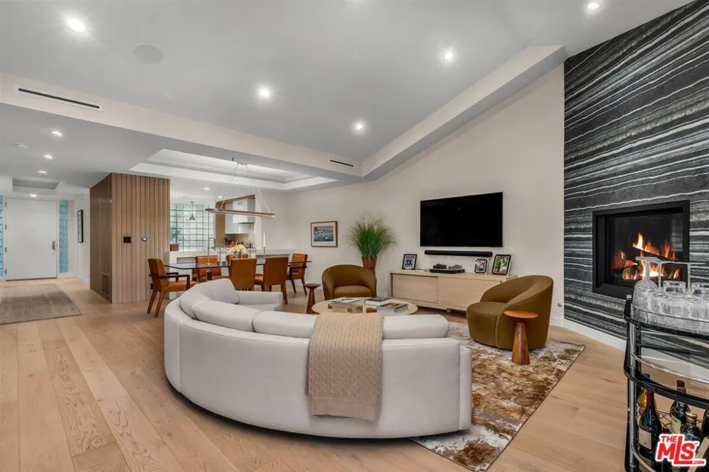 2122 Century Park Lane #402 Los Angeles, CA 90067