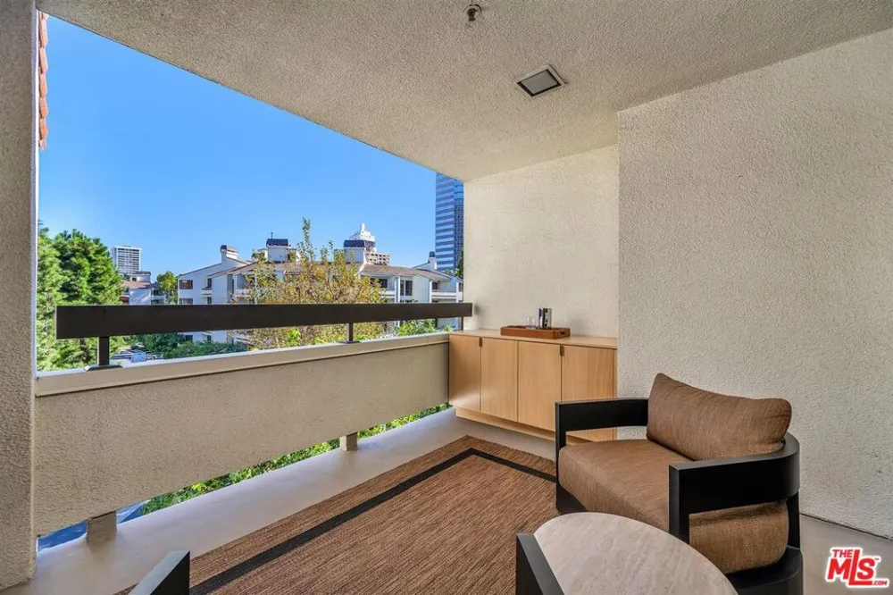 2122 Century Park Lane #402 Los Angeles, CA 90067