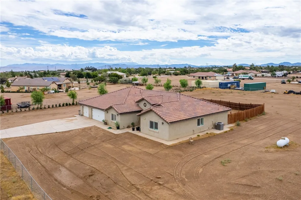 10215 Nielson Oak Hills, CA 92344