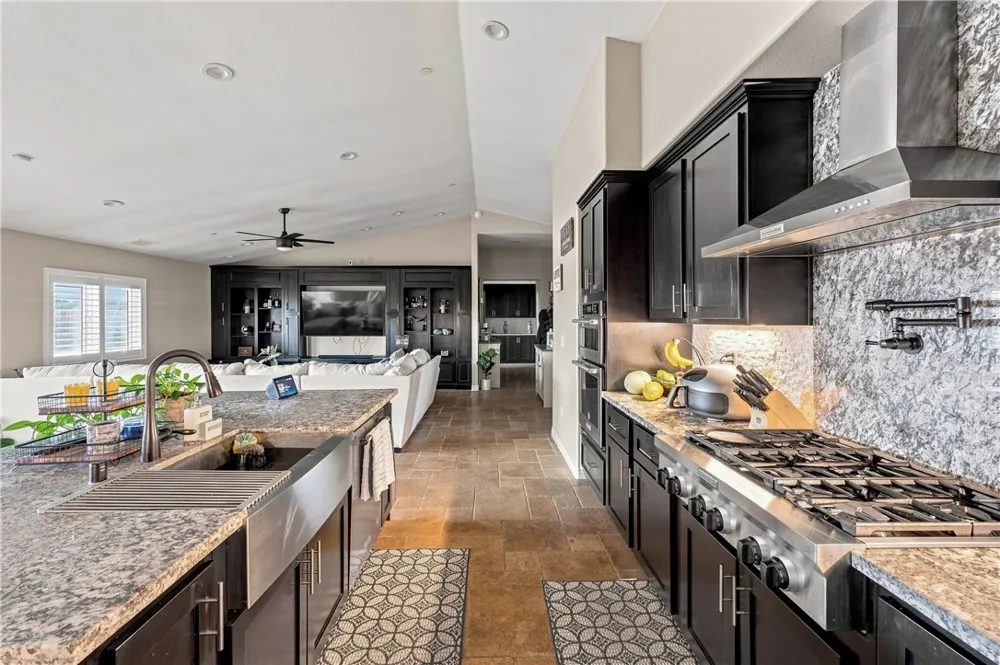 10215 Nielson Oak Hills, CA 92344