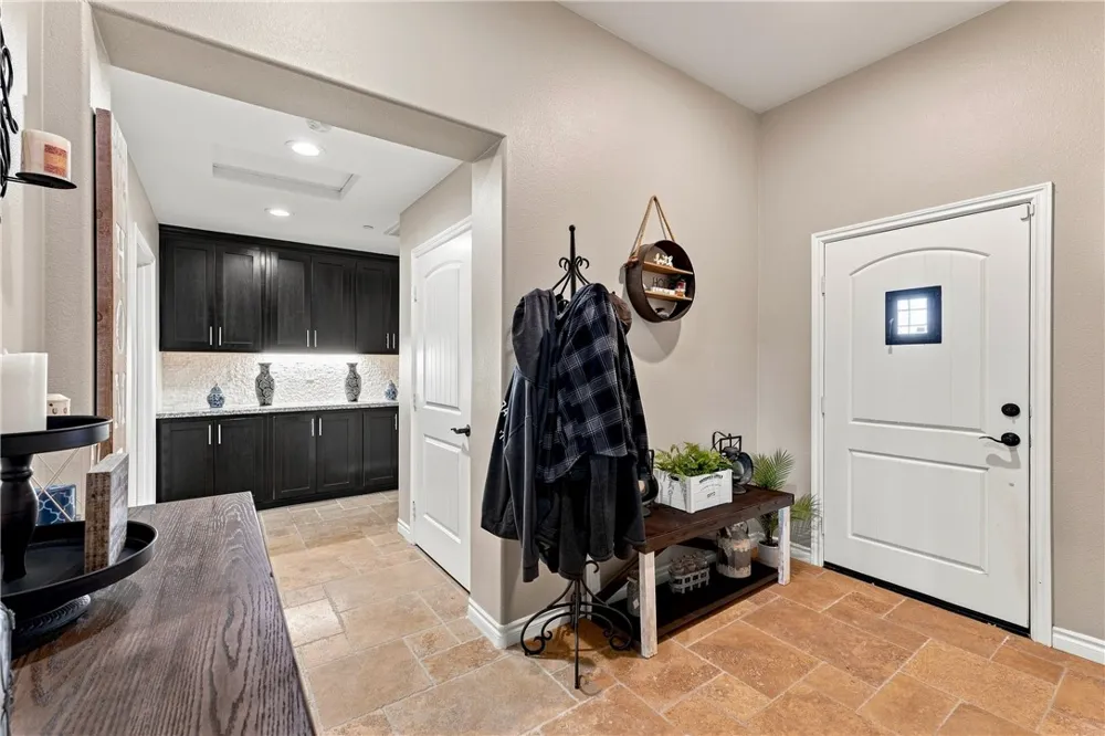10215 Nielson Oak Hills, CA 92344