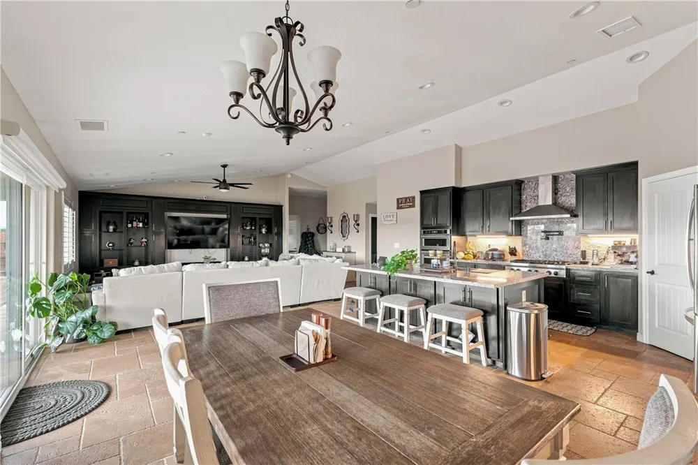 10215 Nielson Oak Hills, CA 92344