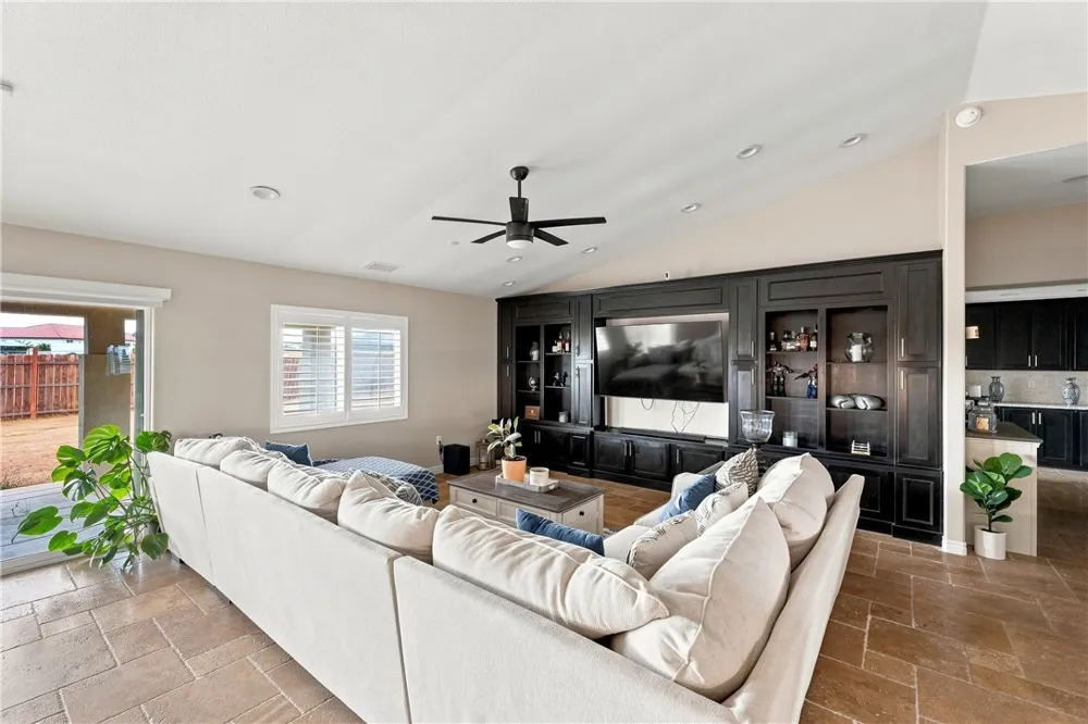 10215 Nielson Oak Hills, CA 92344