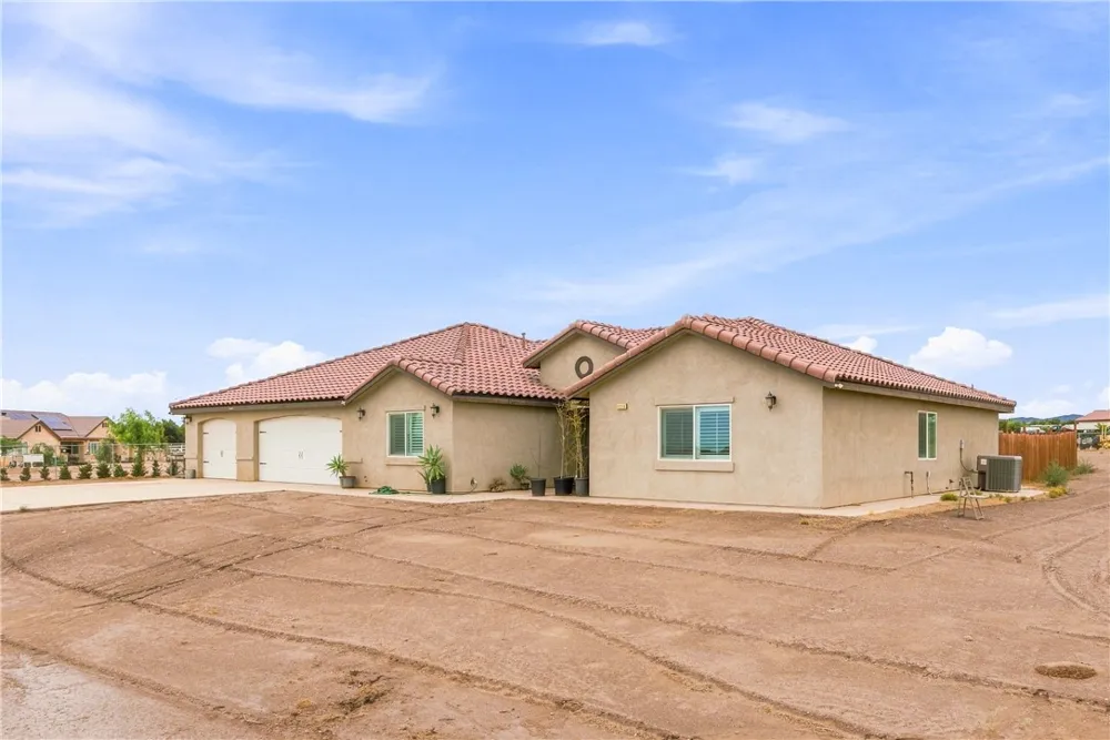 10215 Nielson Oak Hills, CA 92344